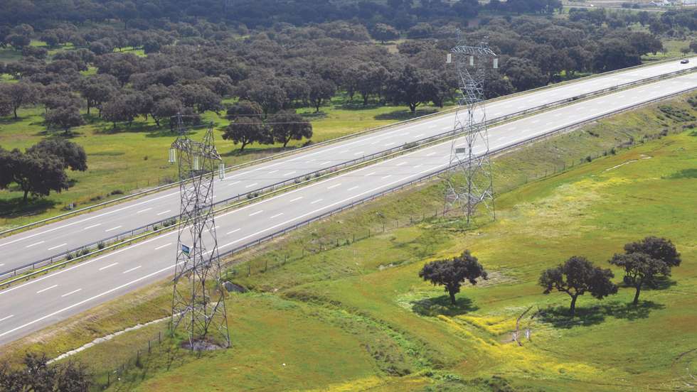 Segundo a REN, “o consumo de energia elétrica em Portugal com origem renovável representou 49,4% do total da oferta”, um valor inferior em cerca de 10,27 p.p. (pontos percentuais) face a 2021, sendo que “o consumo de eletricidade aumentou 1,8%”