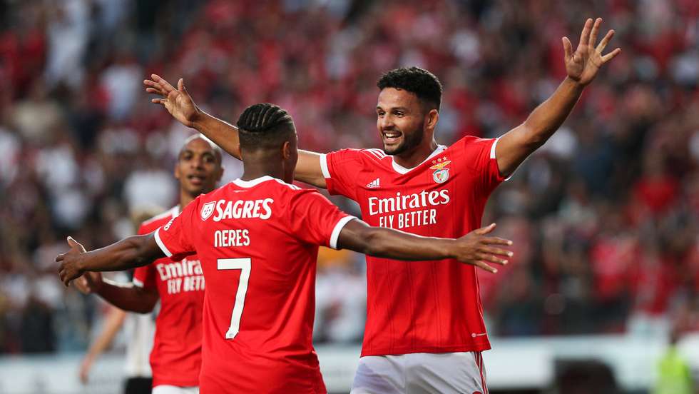 Festejo do golo de Gonçalo Ramos com David Neres durante o jogo entre o Sport Lisboa e Benfica e o Football Club Midtjylland no estádio da Luz, a contar para a 1ª mão da 3ª pré-eliminatória de acesso à Liga dos Campeões 2022/23. Lisboa, 02 de Agosto de 2022. FILIPE AMORIM/OBSERVADOR