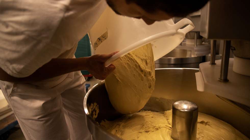 O Bolo-Rei que demora 36 horas a ser feito, único no mundo, é fabricado em Alcântara na padaria GLEBA. Utilizando métodos naturais de fermentação e uma receita original, o bolo-rei na padaria GLEBA cumpre, desde a primeira mistura de água e farinha até à saída do forno, três dias de preparação para estar pronto a ser consumido. O Observador acompanhou todo o processo de fabricação deste bolo natalício, que só é produzido entre Novembro e Dezembro de cada ano. 7 de Dezembro de 2021 GLEBA (Moagem &amp;amp; Padaria), Alcântara, Lisboa TOMÁS SILVA/OBSERVADOR