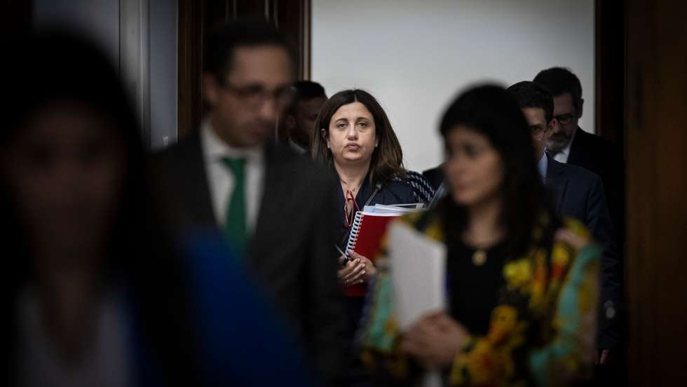 Saída de Christine Widener depois de quase sete horas a ser ouvida pelos deputados na comissão de inquérito.