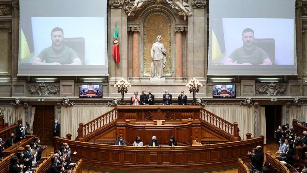 O Presidente da Ucrânia, Volodymyr Zelensky, participou por videoconferência na sessão plenária da Assembleia da República. A sessão contou com a presença do Presidente da República, Marcelo Rebelo de Sousa, do presidente da Assembleia da República, Augusto Santos Silva, do primeiro-ministro, António Costa e do Governo. Lisboa, 21 de Abril de 2022. FILIPE AMORIM/OBSERVADOR