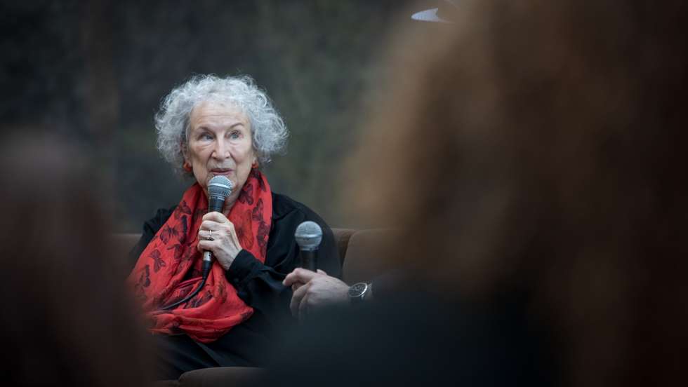 Margaret Atwood numa sessão de conversa no Teatro São Luiz, em Lisboa. Margaret Atwood é uma escritora canadiana que tem desenvolvido uma obra, atravez da poesia, romances e ensaios, sobre a censura e opressão, os regimes opressivos e as identidades sexuais, a construção da sociedade e as alterações climáticas. 23 de Abril de 2022 Teatro São Luiz, Lisboa TOMÁS SILVA/OBSERVADOR