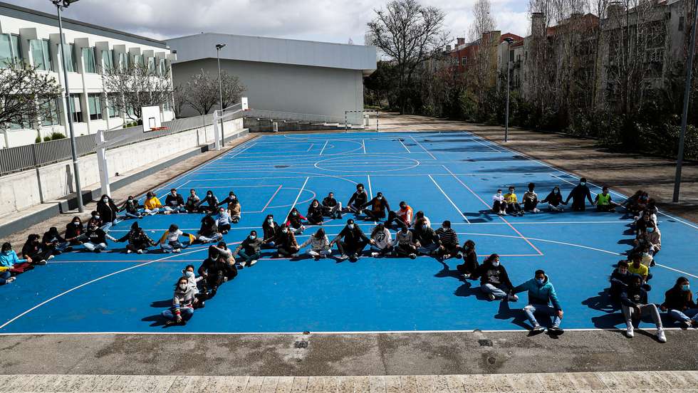Alunos da escola secundária D.Pedro V, formaram a palavra “Paz” como forma de apelo para a guerra que está a acontecer entre a Rússia e a Ucrânia. Lisboa, 03 de Março de 2022 FILIPE AMORIM/OBSERVADOR