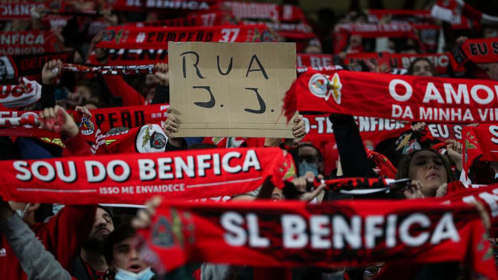 Adeptos do Benfica durante o jogo entre o Sport Lisboa e Benfica e o Sporting Clube de Portugal no estádio da Luz, a contar para a 13ª jornada da Primeira Liga 2021/22. Lisboa, 03 de Dezembro de 2021. FILIPE AMORIM/OBSERVADOR