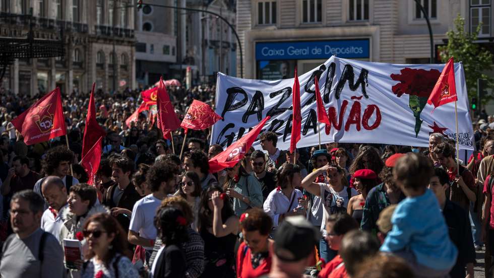 Comemoração anual do 25 de Abril de 1974. Como de costume, milhares de pessoas desceram a Avenida da Liberdade até ao Russio, em Lisboa, com cravos e bandeiras de Portugal, celebrando a liberdade e recordando a revolução dos cravos que se deu em 1974. 25 de Abril de 2022 Desfile na Avenida da Liberdade, em Lisboa TOMÁS SILVA/OBSERVADOR