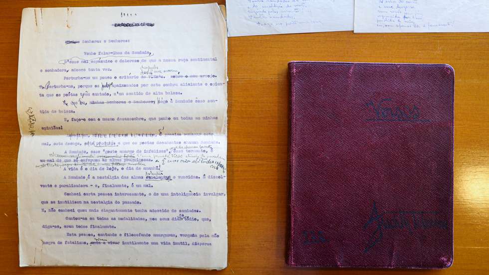 Além do caderno, a professora na Universidade de Oxford doou dois exemplares dactilografados da conferência "Da Saudade" que descobriu no interior