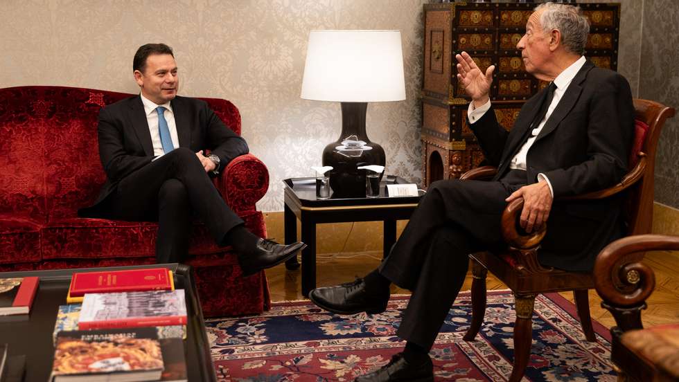 O Presidente da República menciona "sacrifício" de Montenegro referindo que o líder do PSD "partiu de Lisboa à uma da manhã para o Porto onde foi apanhar o avião para Bruxelas".