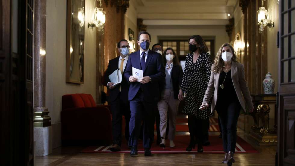 O Ministro das Finanças, Fernando Medina, entrega o Orçamento do Estado para 2022 ao Presidente da Assembleia da República, Augusto Santos Silva, na Assembleia da República. Lisboa, 13 de Abril de 2022. FILIPE AMORIM/OBSERVADOR