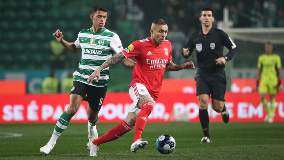 Matheus Nunes e Everton Cebolinha durante o jogo entre o Sporting Clube de Portugal e o Sport Lisboa e Benfica no estádio da Alvalade, a contar para a 30ª jornada da Primeira Liga 2021/22. Lisboa, 17 de Abril de 2022. FILIPE AMORIM/OBSERVADOR