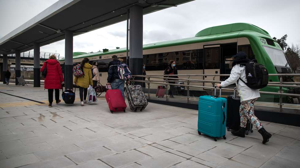 Em Badajoz, junto à fronteira entre Espanha e Portugal, dezenas de refugiados ucranianos apanham por fim, o último comboio da sua viagem. Percorreram a Europa inteira para chegarem a Portugal, mas antes de entrarem no último comboio desta jornada, são recebidos em Badajoz pela Cruz Vermelha e dezenas de apoiantes. Ficam neste espaço, coordenado pela instituição da Cruz Vermelha, que lhes dá de comer e os ajuda em qualquer necessidade básica, enquanto esperam cerca de 03:30h pelo próximo comboio. Umas famílias têm quem os espere do outro lado da linha, outras vão à descoberta e ainda existem famílias, que por terem várias crianças, preferem dormir num centro residencial em Badajoz criado para o efeito, descansar, e partir no dia seguinte. A guerra entre a Rússia e a Ucrânia já dura à cerca de 1 mês. 24 de Março de 2022 Badajoz, Espanha TOMÁS SILVA/OBSERVADOR