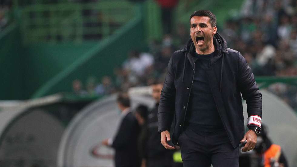 Nélson Verissimo durante o jogo entre o Sporting Clube de Portugal e o Sport Lisboa e Benfica no estádio da Alvalade, a contar para a 30ª jornada da Primeira Liga 2021/22. Lisboa, 17 de Abril de 2022. FILIPE AMORIM/OBSERVADOR