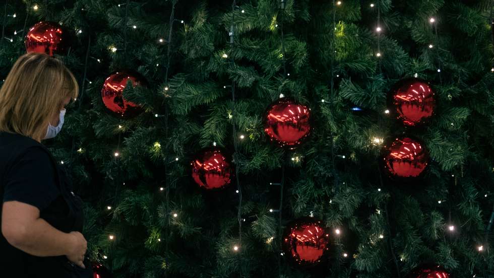 As decorações históricas do CascaisShopping são montadas durante a noite Cascais, 3 de Novembro de 2021 ANDRÉ DIAS NOBRE / OBSERVADOR