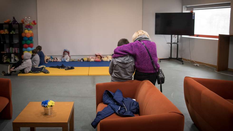 Refugiados ucranianos são acolhidos no Estádio Municipal Dr. Magalhães Pessoa, em Leiria. Os camarotes do estádio foram transformados em quartos com beliches e camas para abrigar o mais confortavelmente possível, todos os refugiados que devido à invasão da Rússia, tiveram que fugir da Ucrânia para a Europa. Chegaram a Leiria na noite passada. 10 de Março de 2022 Estádio Municipal, Leiria TOMÁS SILVA/OBSERVADOR