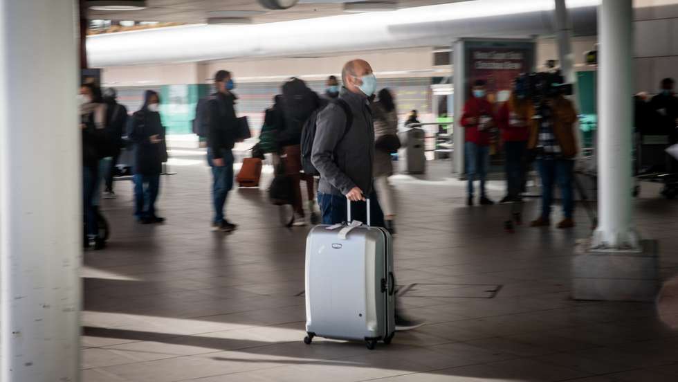 A partir do dia 1 Dezembro foi implementado em todos os aeroportos Portugueses, um novo sistema de controle, através de pulseiras, para agilizar a triagem de todos os passageiros que entram e saiam do país, de forma a existir uma maior prevenção à COVID-19. Esta medida é colocada na sequência do estado de calamidade, imposto pelo Governo. 1 de Dezembro de 2021 Aeroporto Humberto Delgado, Lisboa TOMÁS SILVA/OBSERVADOR