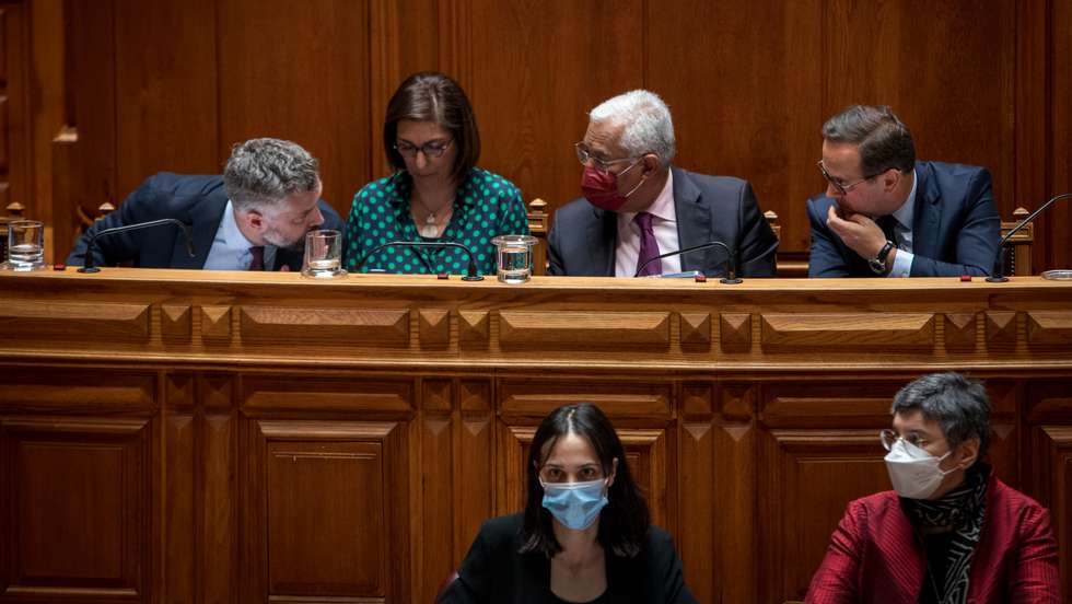 Segundo dia de debate e votação do Orçamento do Estado (OE) para 2022, na Assembleia da República. O Primeiro Ministro António Costa, o Ministro das Infrastruturas e da Habitação Pedro Nuno Santos, e Fernando Medina Ministro das Finanças Lisboa, 29 de Abril de 2022 TOMÁS SILVA/OBSERVADOR