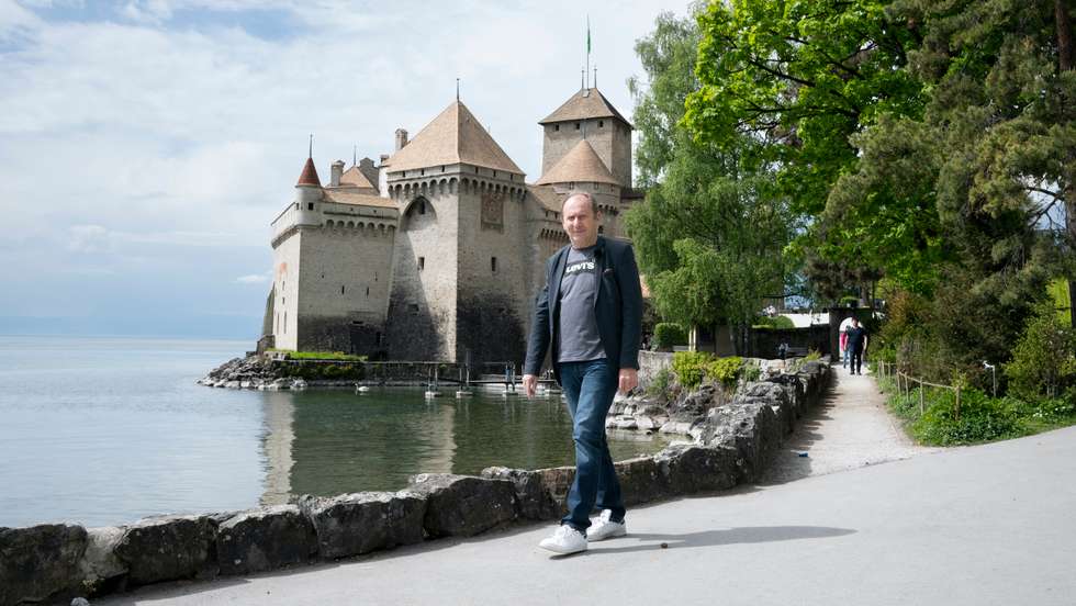 Using a targeted programming of spinal-cord stimulations which adapts in real time to his movements, Marc has quickly seen his walking disorder subside. CHUV 2022 | WEBER Gilles, Castle of Chillon, Montreux/Veytaux