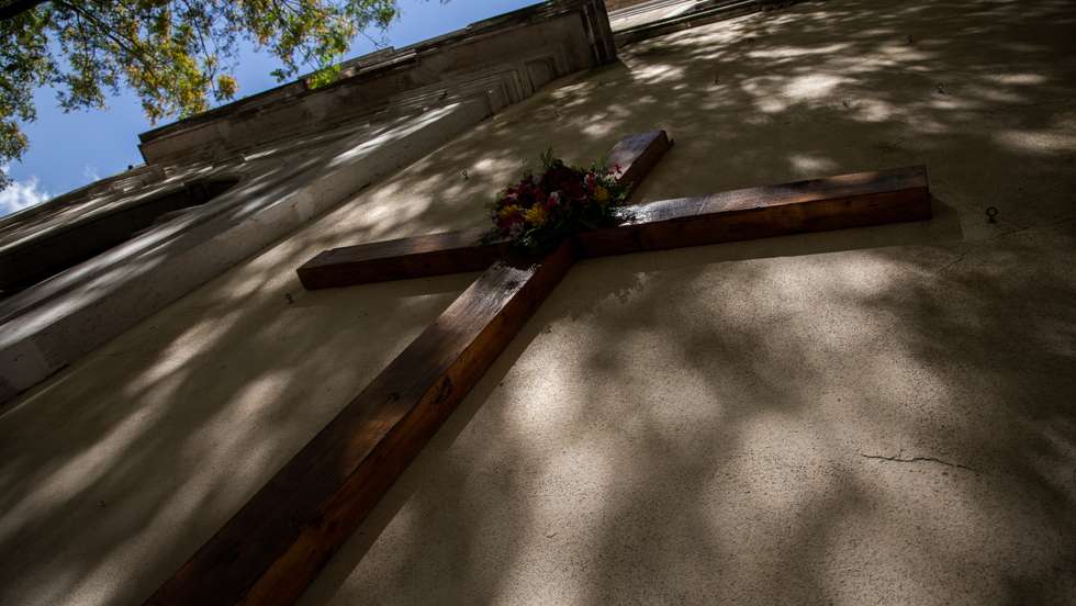 Padre foi detido na semana passada e admitiu marcar encontros em Paris com homens