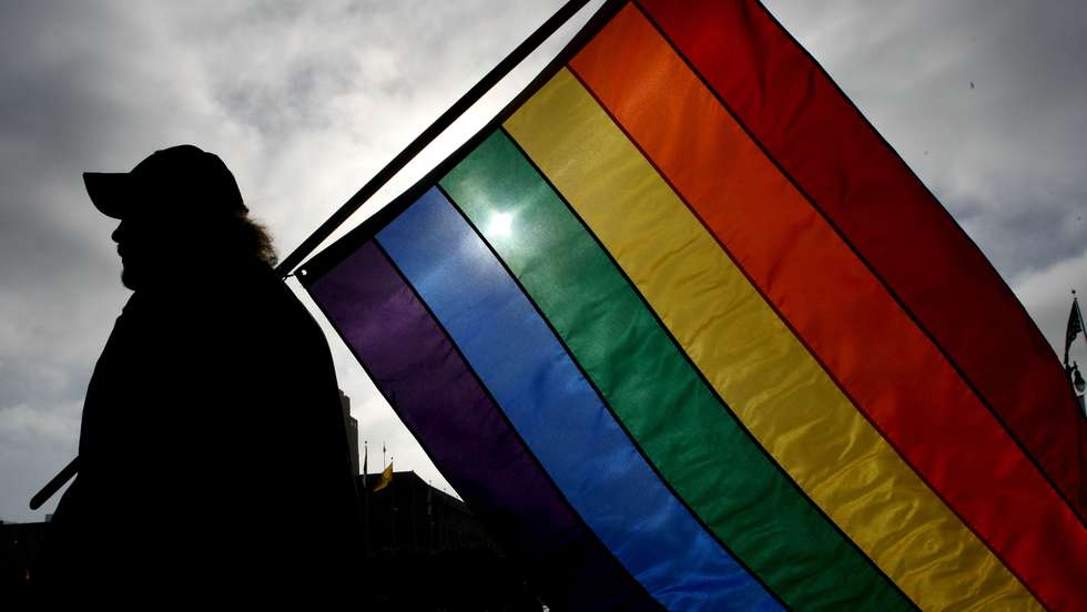 Bandeira LGBT erguida