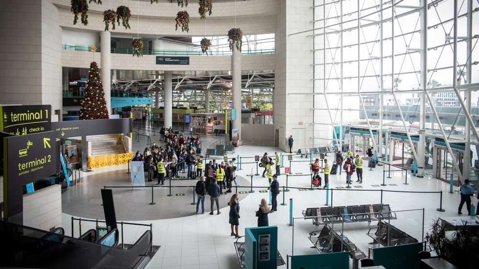 A partir do dia 1 Dezembro foi implementado em todos os aeroportos Portugueses, um novo sistema de controle, através de pulseiras, para agilizar a triagem de todos os passageiros que entram e saiam do país, de forma a existir uma maior prevenção à COVID-19. Esta medida é colocada na sequência do estado de calamidade, imposto pelo Governo. 1 de Dezembro de 2021 Aeroporto Humberto Delgado, Lisboa TOMÁS SILVA/OBSERVADOR