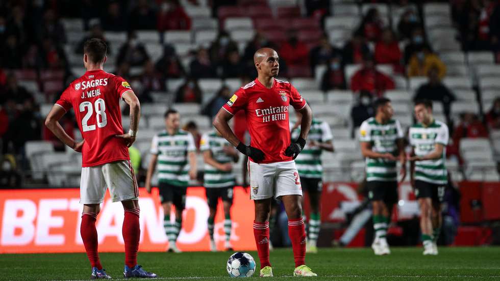 Desilusão de Julian Weigl e João Mário durante o jogo entre o Sport Lisboa e Benfica e o Sporting Clube de Portugal no estádio da Luz, a contar para a 13ª jornada da Primeira Liga 2021/22. Lisboa, 03 de Dezembro de 2021. FILIPE AMORIM/OBSERVADOR