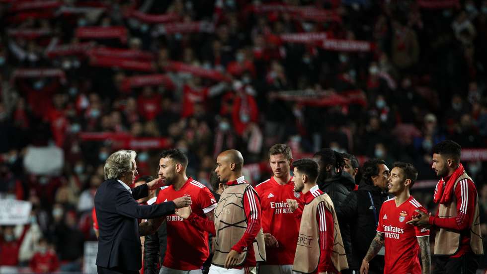 Jorge Jesus com os jogadores durante o jogo entre o Sport Lisboa e Benfica e o Futbolniy Klub Dynamo Kyiv no estádio da Luz, a contar para a 6ª jornada da fase de grupos da Liga dos Campeões 2021/22. Lisboa, 08 de Dezembro de 2021. FILIPE AMORIM/OBSERVADOR