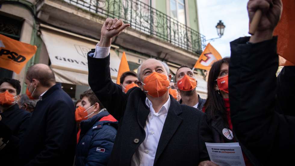 ELEIÇOES LEGISLATIVAS: Rui Rio, lider do Partido Social Democrata (PSD), durante uma arruada em Coimbra. As eleições legislativas realizam-se no próximo dia 30 de Janeiro. 21 de Janeiro de 2022, Coimbra.. TOMÁS SILVA/OBSERVADOR