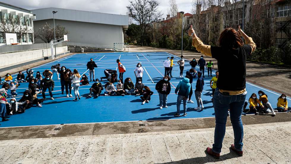 Alunos da escola secundária D.Pedro V, formaram a palavra “Paz” como forma de apelo para a guerra que está a acontecer entre a Rússia e a Ucrânia. Lisboa, 03 de Março de 2022 FILIPE AMORIM/OBSERVADOR