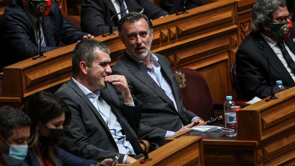 Primeiro dia dos deputados da XV Legislatura na Assembleia da República. Leitura do Relatório da Comissão Eventual de Verificação de Poderes dos Deputados Eleitos e Eleição do presidente da Assembleia da República. Carlos Guimarães Pinto e João Cotrim de Figueiredo da Iniciativa Liberal Lisboa, 29 de Março de 2022. FILIPE AMORIM/OBSERVADOR
