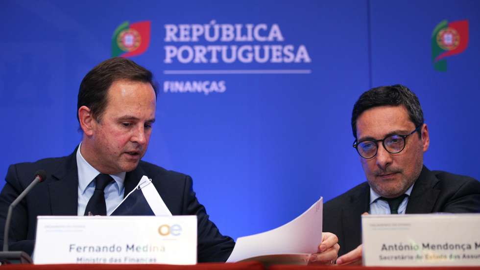 Conferência de imprensa do Ministro das Finanças, Fernando Medina, após a entrega do Orçamento do Estado para 2022 ao Presidente da Assembleia da República, Augusto Santos Silva, no Ministério das Finanças com Sofia Batalha (Secretário de Estado do Orçamento), António Mendonça Mendes (Secretário de Estado dos Assuntos Fiscais) e João Nuno Mendes (Secretário de Estado do Tesouro). Lisboa, 13 de Abril de 2022. FILIPE AMORIM/OBSERVADOR