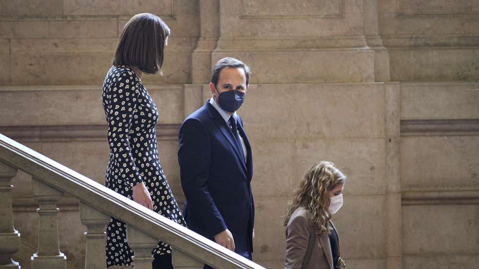 O Ministro das Finanças, Fernando Medina, entrega o Orçamento do Estado para 2022 ao Presidente da Assembleia da República, Augusto Santos Silva, na Assembleia da República. Lisboa, 13 de Abril de 2022. FILIPE AMORIM/OBSERVADOR