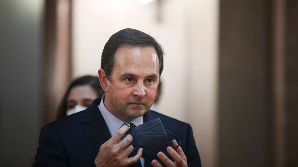 O Ministro das Finanças, Fernando Medina, entrega o Orçamento do Estado para 2022 ao Presidente da Assembleia da República, Augusto Santos Silva, na Assembleia da República. Lisboa, 13 de Abril de 2022. FILIPE AMORIM/OBSERVADOR