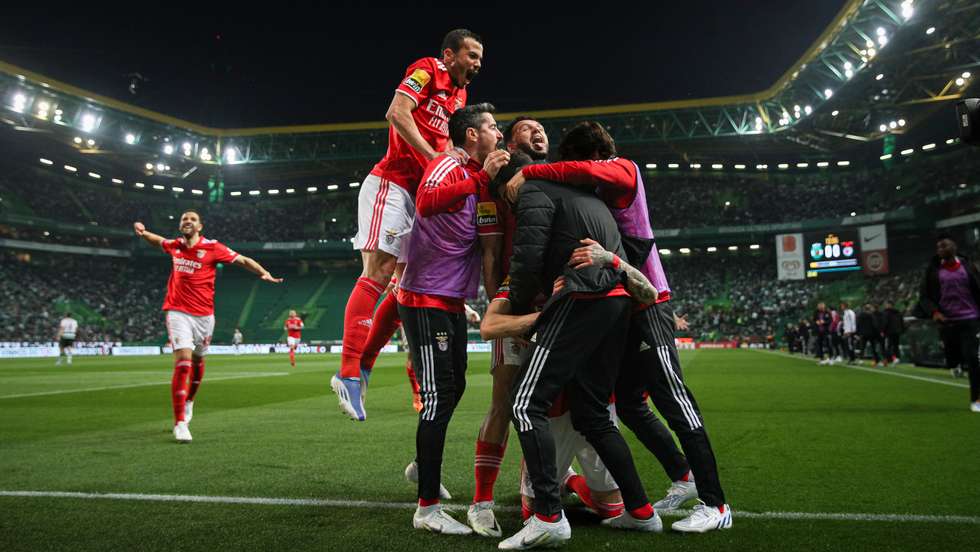 Festejo do golo de Darwin Núnez com a equipa durante o jogo entre o Sporting Clube de Portugal e o Sport Lisboa e Benfica no estádio da Alvalade, a contar para a 30ª jornada da Primeira Liga 2021/22. Lisboa, 17 de Abril de 2022. FILIPE AMORIM/OBSERVADOR