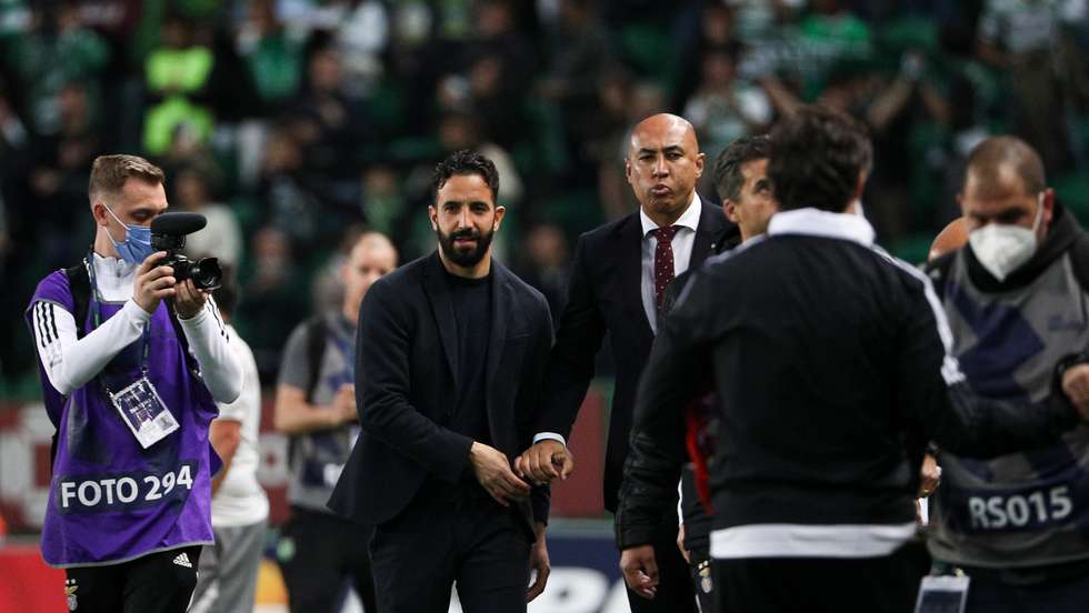 Rúben Amorim e Luisão durante o jogo entre o Sporting Clube de Portugal e o Sport Lisboa e Benfica no estádio da Alvalade, a contar para a 30ª jornada da Primeira Liga 2021/22. Lisboa, 17 de Abril de 2022. FILIPE AMORIM/OBSERVADOR
