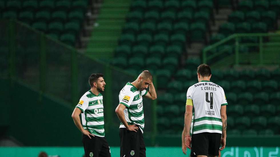 Desilusão de Islam Slimani, Sebastián Coates e Paulinho durante o jogo entre o Sporting Clube de Portugal e o Sport Lisboa e Benfica no estádio da Alvalade, a contar para a 30ª jornada da Primeira Liga 2021/22. Lisboa, 17 de Abril de 2022. FILIPE AMORIM/OBSERVADOR