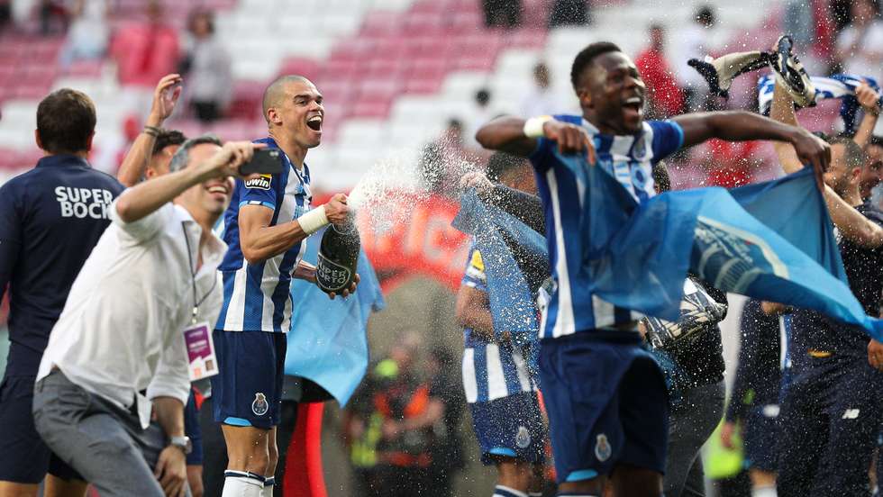 Pepe e Mbemba, duas das caras da solidez defensiva dos dragões