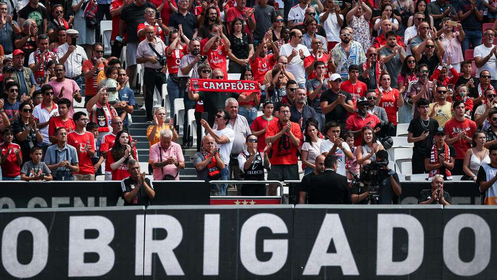 Cerimónias fúnebres de Fernando Chalana. O ex-jogador do SL Benfica, foi homenageado no relvado do estádio da Luz, pelos adeptos e por elementos do clube. Adeptos Lisboa, 12 de Agosto de 2022. FILIPE AMORIM/OBSERVADOR