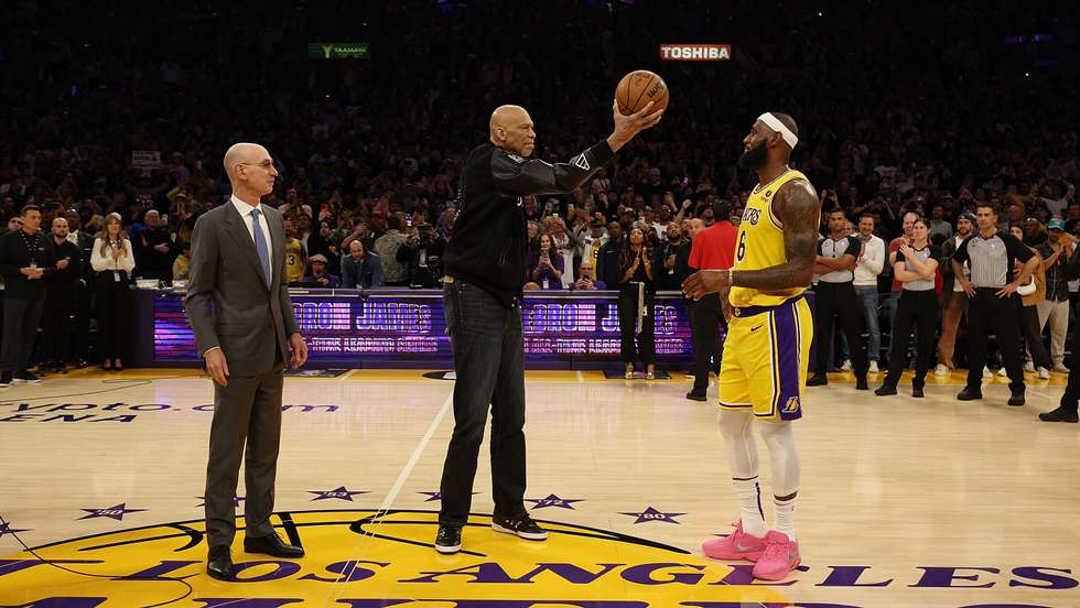 Kareem Abdul-Jabbar foi um dos espectadores que encheram a Crypto.com Arena para ver a "sucessão" (e mais uma derrota dos Lakers esta época)