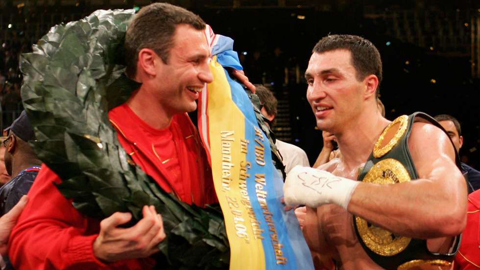 O mayor de Kiev, Vitali Klitschko, ex-campeão mundial de peso-pesado de boxe, e o irmão, Wladimir Klitschko , também ele ex-campeão de peso-pesado