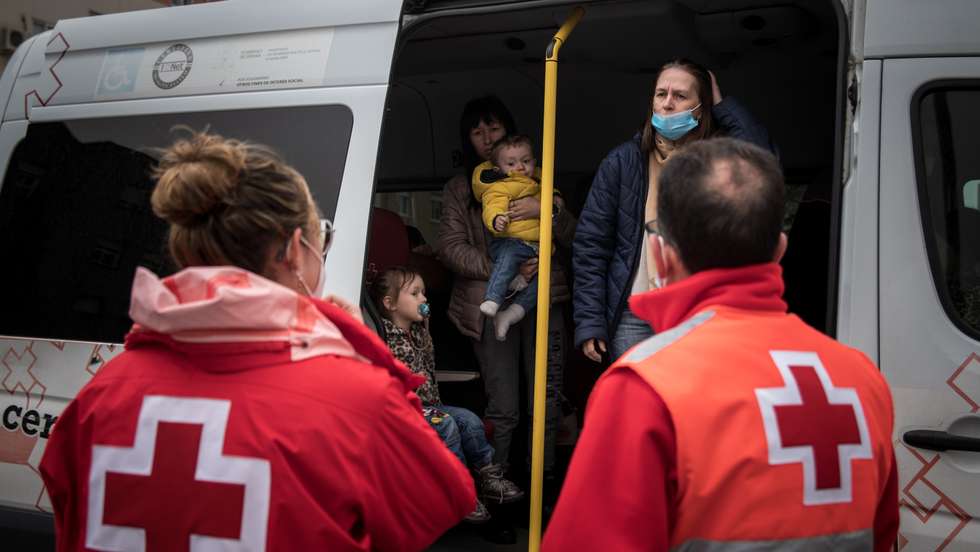 Em Badajoz, junto à fronteira entre Espanha e Portugal, dezenas de refugiados ucranianos apanham por fim, o último comboio da sua viagem. Percorreram a Europa inteira para chegarem a Portugal, mas antes de entrarem no último comboio desta jornada, são recebidos em Badajoz pela Cruz Vermelha e dezenas de apoiantes. Ficam neste espaço, coordenado pela instituição da Cruz Vermelha, que lhes dá de comer e os ajuda em qualquer necessidade básica, enquanto esperam cerca de 03:30h pelo próximo comboio. Umas famílias têm quem os espere do outro lado da linha, outras vão à descoberta e ainda existem famílias, que por terem várias crianças, preferem dormir num centro residencial em Badajoz criado para o efeito, descansar, e partir no dia seguinte. A guerra entre a Rússia e a Ucrânia já dura à cerca de 1 mês. 24 de Março de 2022 Badajoz, Espanha TOMÁS SILVA/OBSERVADOR