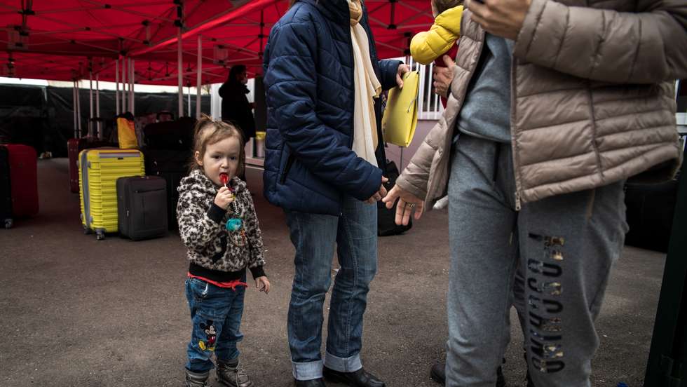 Em Badajoz, junto à fronteira entre Espanha e Portugal, dezenas de refugiados ucranianos apanham por fim, o último comboio da sua viagem. Percorreram a Europa inteira para chegarem a Portugal, mas antes de entrarem no último comboio desta jornada, são recebidos em Badajoz pela Cruz Vermelha e dezenas de apoiantes. Ficam neste espaço, coordenado pela instituição da Cruz Vermelha, que lhes dá de comer e os ajuda em qualquer necessidade básica, enquanto esperam cerca de 03:30h pelo próximo comboio. Umas famílias têm quem os espere do outro lado da linha, outras vão à descoberta e ainda existem famílias, que por terem várias crianças, preferem dormir num centro residencial em Badajoz criado para o efeito, descansar, e partir no dia seguinte. A guerra entre a Rússia e a Ucrânia já dura à cerca de 1 mês. 24 de Março de 2022 Badajoz, Espanha TOMÁS SILVA/OBSERVADOR