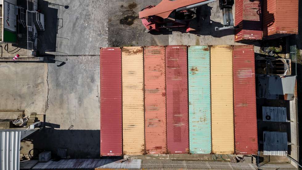 Reportagem em Sines: dezenas de contentores carregados de lixo provenientes de Itália, foram apreendidos no porto flúvial de Sines. Parte desses contentores foram para o aterro sanitário de Vila Nova de St. André, enquanto que a maioria ficou intacta ao ar livre, após se ter descoberto que havia lixo tóxico no seu interior. 26 de Setembro de 2022 Sines e Vila Nova de St. André TOMÁS SILVA/OBSERVADOR