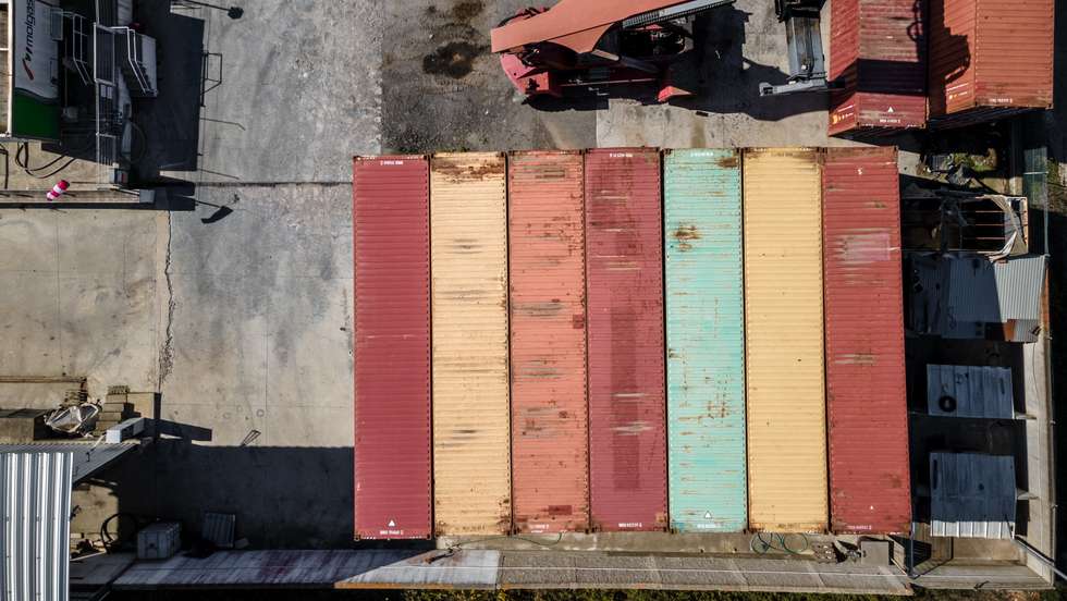 Reportagem em Sines: dezenas de contentores carregados de lixo provenientes de Itália, foram apreendidos no porto flúvial de Sines. Parte desses contentores foram para o aterro sanitário de Vila Nova de St. André, enquanto que a maioria ficou intacta ao ar livre, após se ter descoberto que havia lixo tóxico no seu interior. 26 de Setembro de 2022 Sines e Vila Nova de St. André TOMÁS SILVA/OBSERVADOR