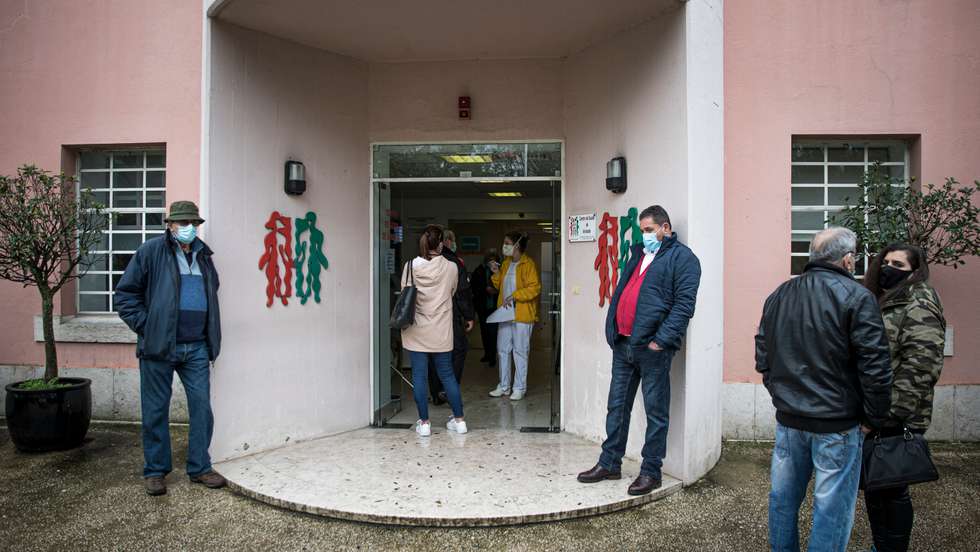 Reportagem no primeiro dia de administração da vacina em centros de saúde