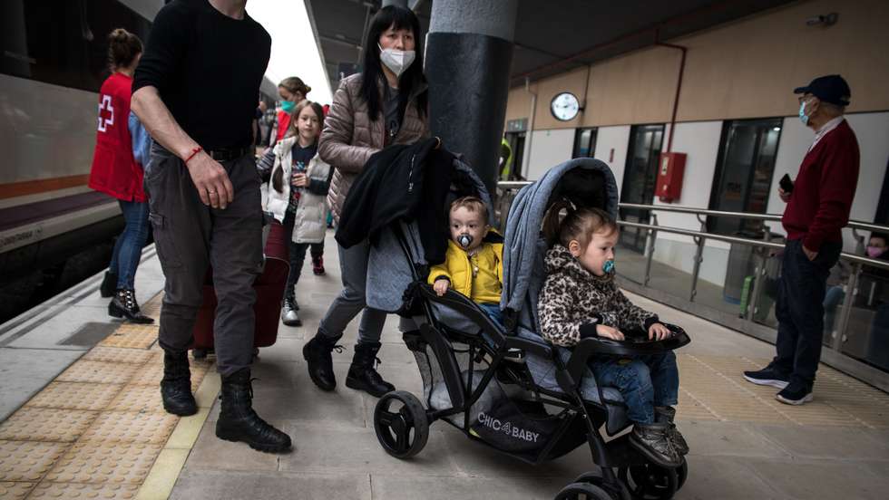 Em Badajoz, junto à fronteira entre Espanha e Portugal, dezenas de refugiados ucranianos apanham por fim, o último comboio da sua viagem. Percorreram a Europa inteira para chegarem a Portugal, mas antes de entrarem no último comboio desta jornada, são recebidos em Badajoz pela Cruz Vermelha e dezenas de apoiantes. Ficam neste espaço, coordenado pela instituição da Cruz Vermelha, que lhes dá de comer e os ajuda em qualquer necessidade básica, enquanto esperam cerca de 03:30h pelo próximo comboio. Umas famílias têm quem os espere do outro lado da linha, outras vão à descoberta e ainda existem famílias, que por terem várias crianças, preferem dormir num centro residencial em Badajoz criado para o efeito, descansar, e partir no dia seguinte. A guerra entre a Rússia e a Ucrânia já dura à cerca de 1 mês. 24 de Março de 2022 Badajoz, Espanha TOMÁS SILVA/OBSERVADOR