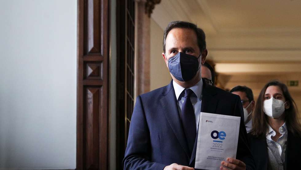 O Ministro das Finanças, Fernando Medina, entrega o Orçamento do Estado para 2022 ao Presidente da Assembleia da República, Augusto Santos Silva, na Assembleia da República. Lisboa, 13 de Abril de 2022. FILIPE AMORIM/OBSERVADOR