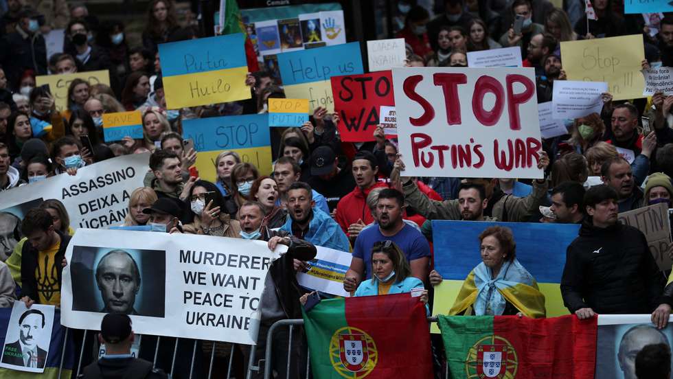 Manifestação junto à embaixada da Rússia em Lisboa, que juntou várias centenas de pessoas depois do ataque declarado por Putin contra a Ucrânia. Lisboa, 24 de Fevereiro de 2022. FILIPE AMORIM/OBSERVADOR
