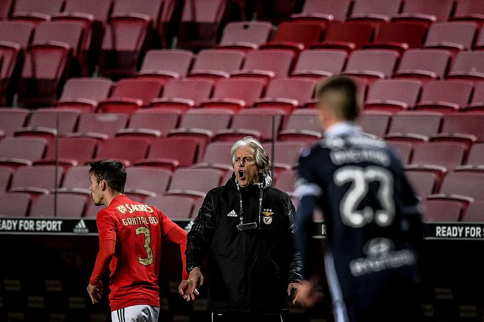 Jorge Jesus começou o jogo com máscara mas retirou-a alguns minutos depois e voltou a estar muito ativo na zona técnica