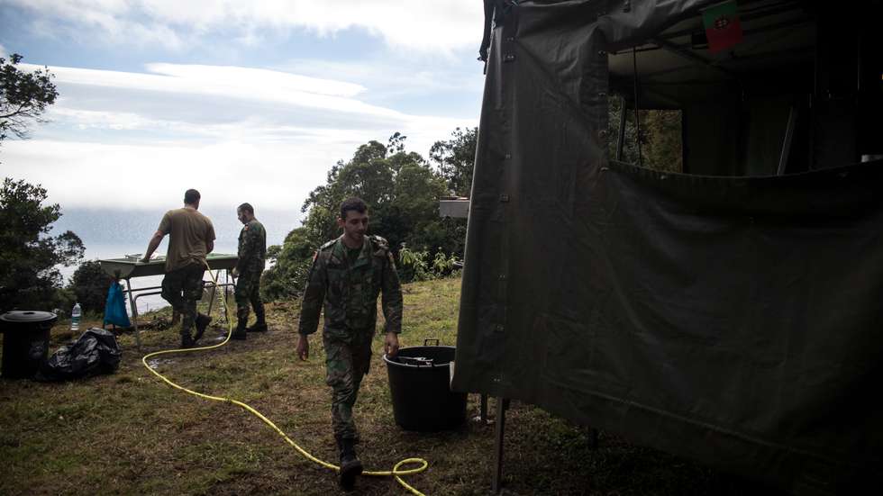 Atividade sísmica acima do normal na ilha de São Jorge, nos Açores, torna-se numa situação de crise sismo-vulcânica. A maior parte da população já evacuou a ilha, as escolas estão a funcionar, mas apenas cerca de 12 crianças vão às aulas. O exército Português da zona militar dos Açores, construiu um espaço de “irradiação” para desalojados, com tendas de primeiros socorros e para pernoitar. 29 de Março de 2022 São Jorge, Arquipélago dos Açores TOMÁS SILVA/OBSERVADOR