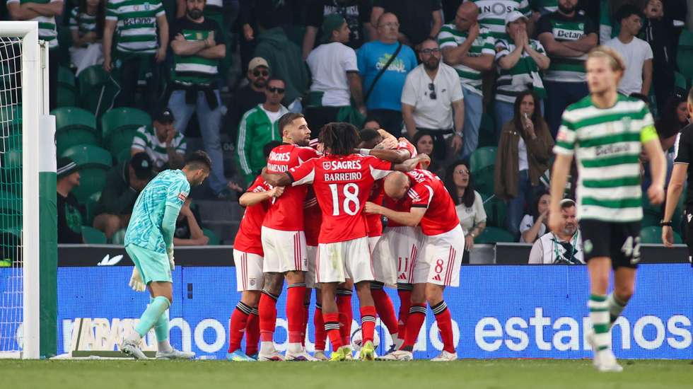 Os encarnados subiram provisoriamente ao segundo lugar do Campeonato