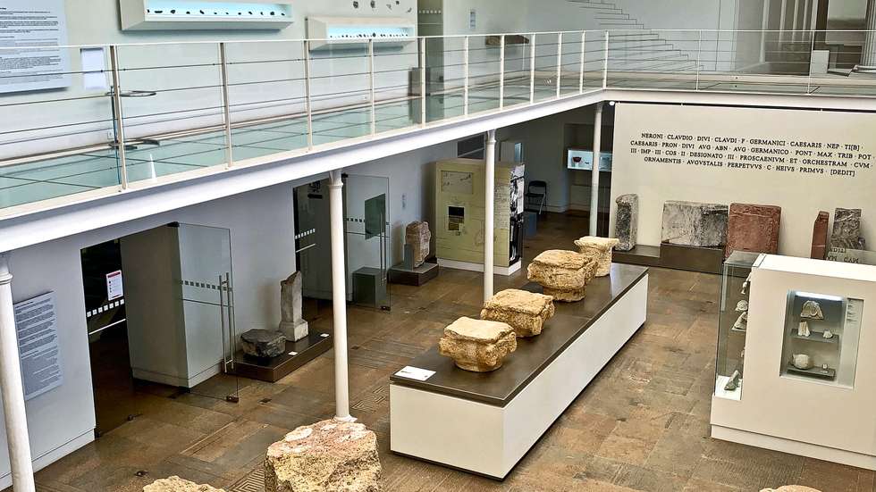 As faianças foram descobertas a cerca de nove metros de profundidade